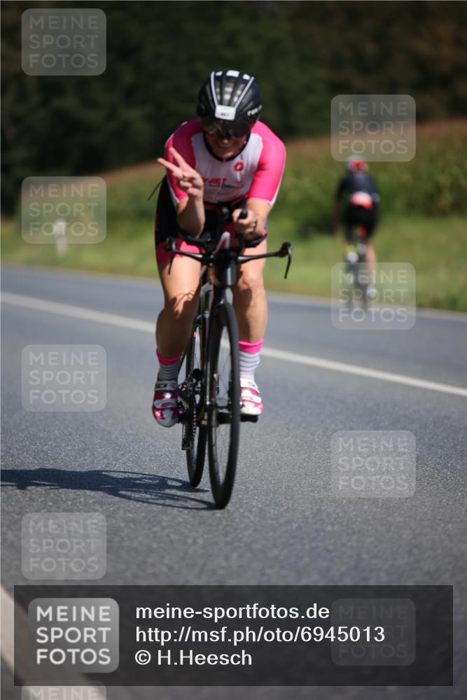 01.09.2024 - 17. Tribühne Triathlon H.Heesch http://msf.ph/oto/6945013 01.09.2024 11:42:23 Radfahren 60, 421, 467, 477, 488, 509, 512, 555 meine-sportfotos.de