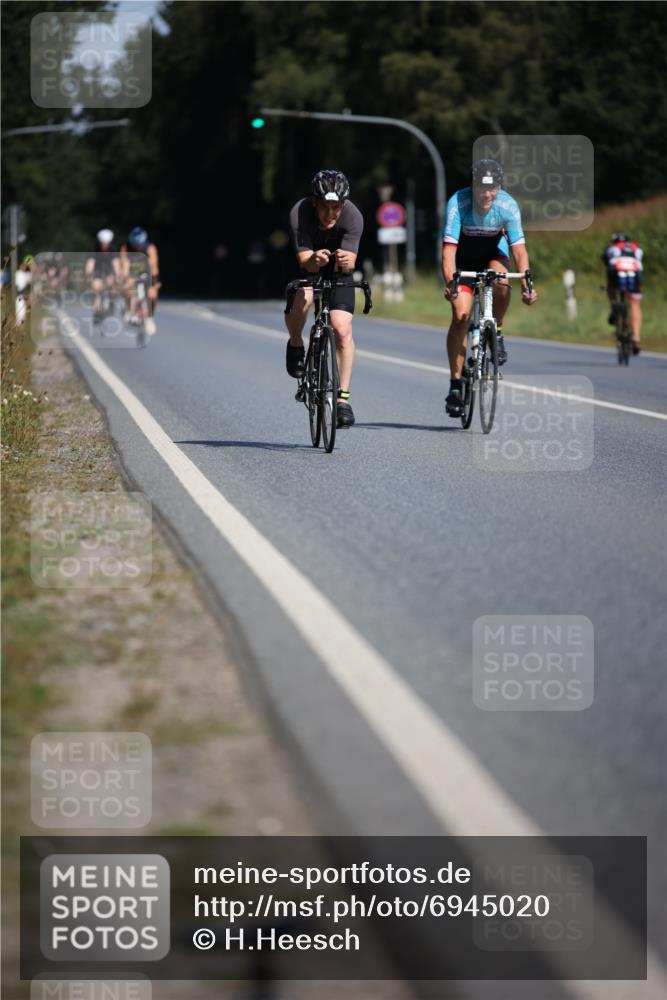 01.09.2024 - 17. Tribühne Triathlon H.Heesch http://msf.ph/oto/6945020 01.09.2024 11:42:24 Radfahren 60, 421, 467, 477, 488, 509, 512, 555 meine-sportfotos.de