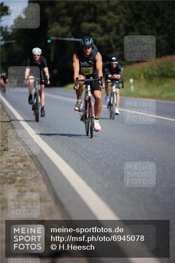 01.09.2024 - 17. Tribühne Triathlon H.Heesch http://msf.ph/oto/6945078 01.09.2024 11:42:30 Radfahren 60, 499, 504, 509, 512, 555 meine-sportfotos.de