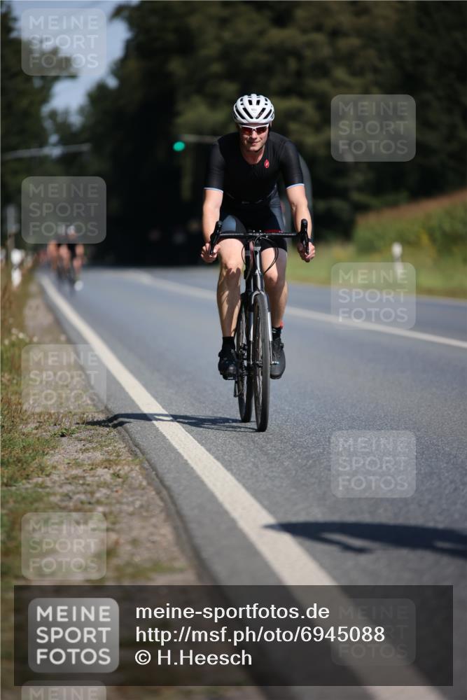 01.09.2024 - 17. Tribühne Triathlon H.Heesch http://msf.ph/oto/6945088 01.09.2024 11:42:32 Radfahren 60, 499, 504, 512, 555 meine-sportfotos.de