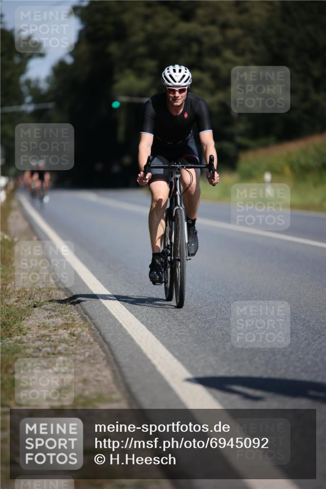 01.09.2024 - 17. Tribühne Triathlon H.Heesch http://msf.ph/oto/6945092 01.09.2024 11:42:32 Radfahren 60, 499, 504, 512, 555 meine-sportfotos.de