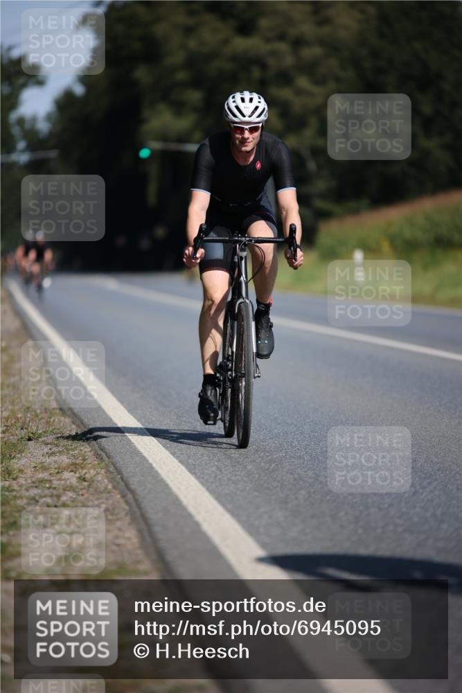 01.09.2024 - 17. Tribühne Triathlon H.Heesch http://msf.ph/oto/6945095 01.09.2024 11:42:32 Radfahren 60, 499, 504, 512, 555 meine-sportfotos.de