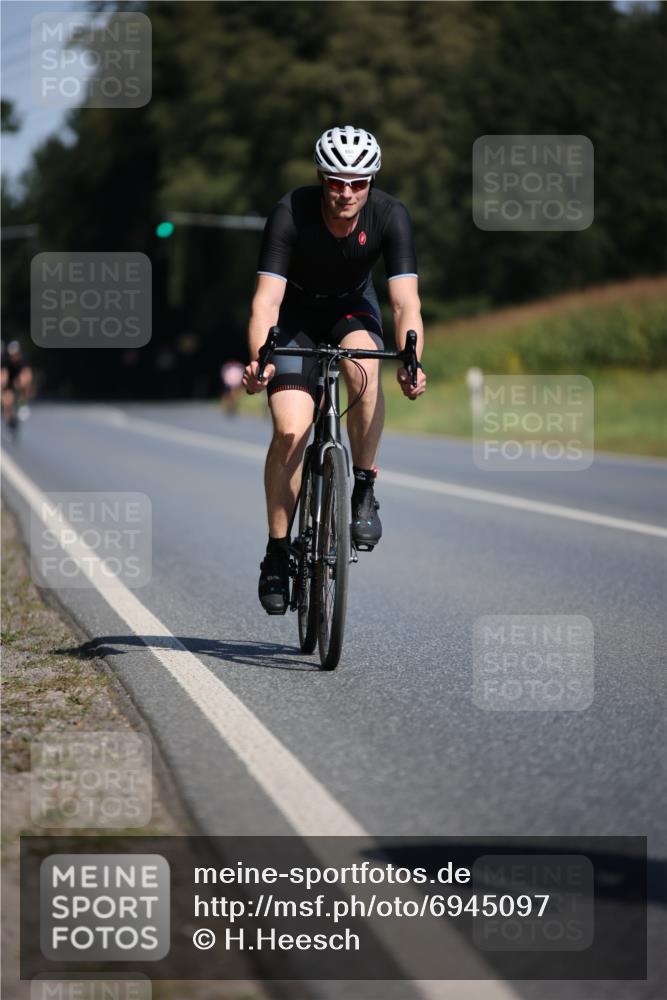 01.09.2024 - 17. Tribühne Triathlon H.Heesch http://msf.ph/oto/6945097 01.09.2024 11:42:32 Radfahren 60, 499, 504, 512, 555 meine-sportfotos.de