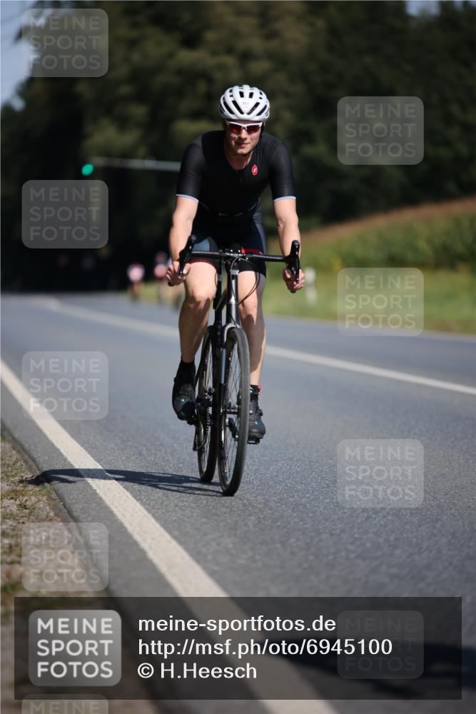 01.09.2024 - 17. Tribühne Triathlon H.Heesch http://msf.ph/oto/6945100 01.09.2024 11:42:32 Radfahren 60, 499, 504, 512, 555 meine-sportfotos.de