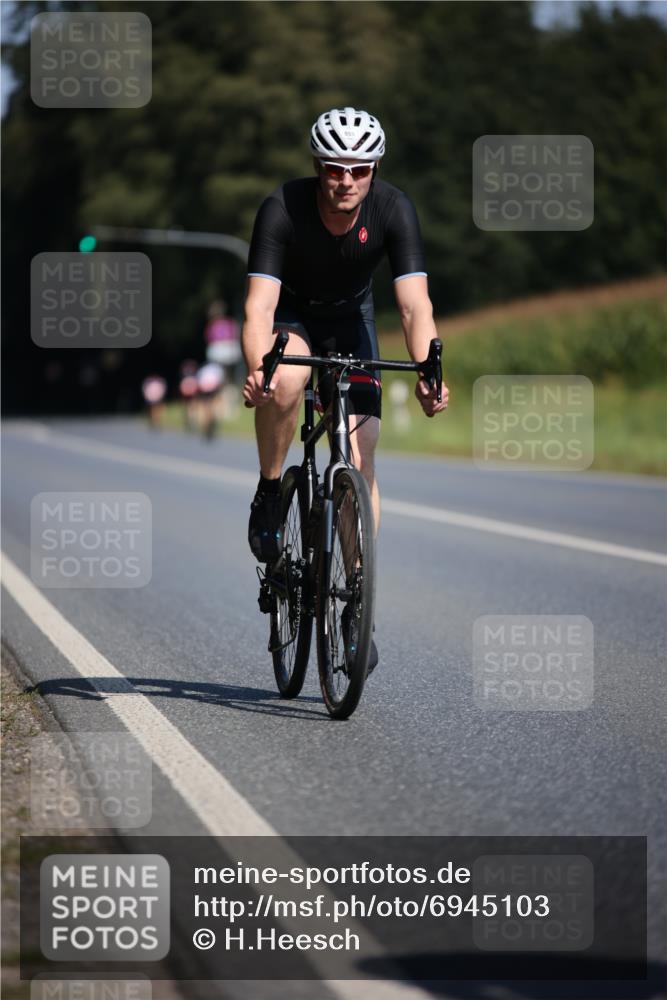 01.09.2024 - 17. Tribühne Triathlon H.Heesch http://msf.ph/oto/6945103 01.09.2024 11:42:32 Radfahren 60, 499, 504, 512, 555 meine-sportfotos.de