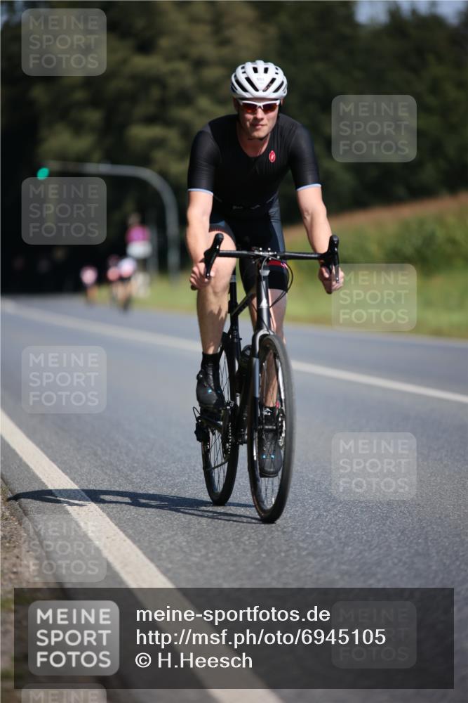 01.09.2024 - 17. Tribühne Triathlon H.Heesch http://msf.ph/oto/6945105 01.09.2024 11:42:32 Radfahren 60, 499, 504, 512, 555 meine-sportfotos.de