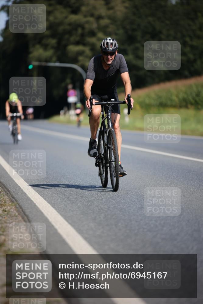 01.09.2024 - 17. Tribühne Triathlon H.Heesch http://msf.ph/oto/6945167 01.09.2024 11:42:42 Radfahren 427, 478, 499, 500, 504, 551 meine-sportfotos.de