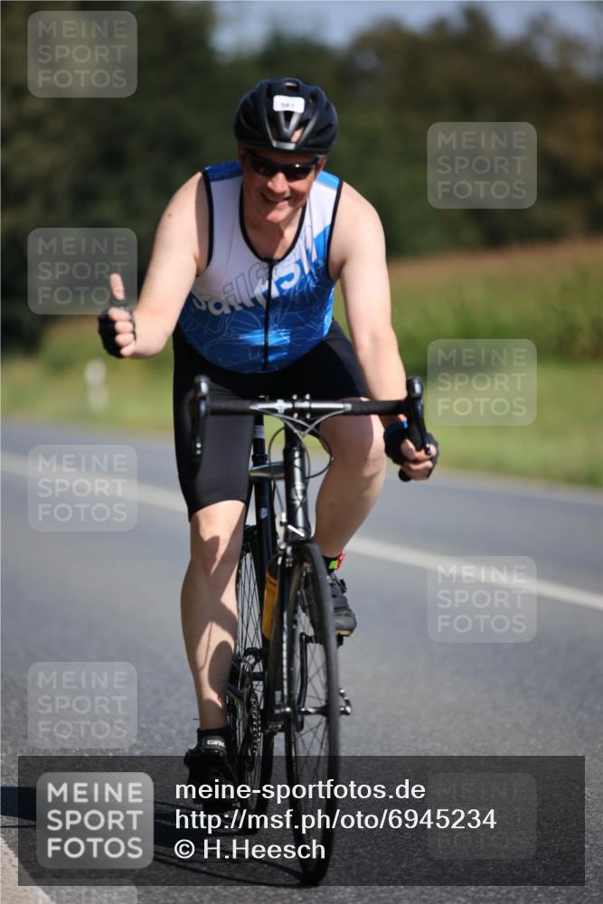 01.09.2024 - 17. Tribühne Triathlon H.Heesch http://msf.ph/oto/6945234 01.09.2024 11:46:00 Radfahren 332, 561 meine-sportfotos.de