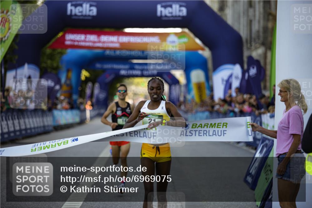 01.09.2024 - BARMER Alsterlauf Kathrin Stürmer Photography http://msf.ph/oto/6969075 01.09.2024 09:31:30 Ziel 2492, 2626, 2951, 3481, 4168, 4450, 4458, 4675, 4834, 5274, 8217, 4, 12, 16, 21, 8078 meine-sportfotos.de