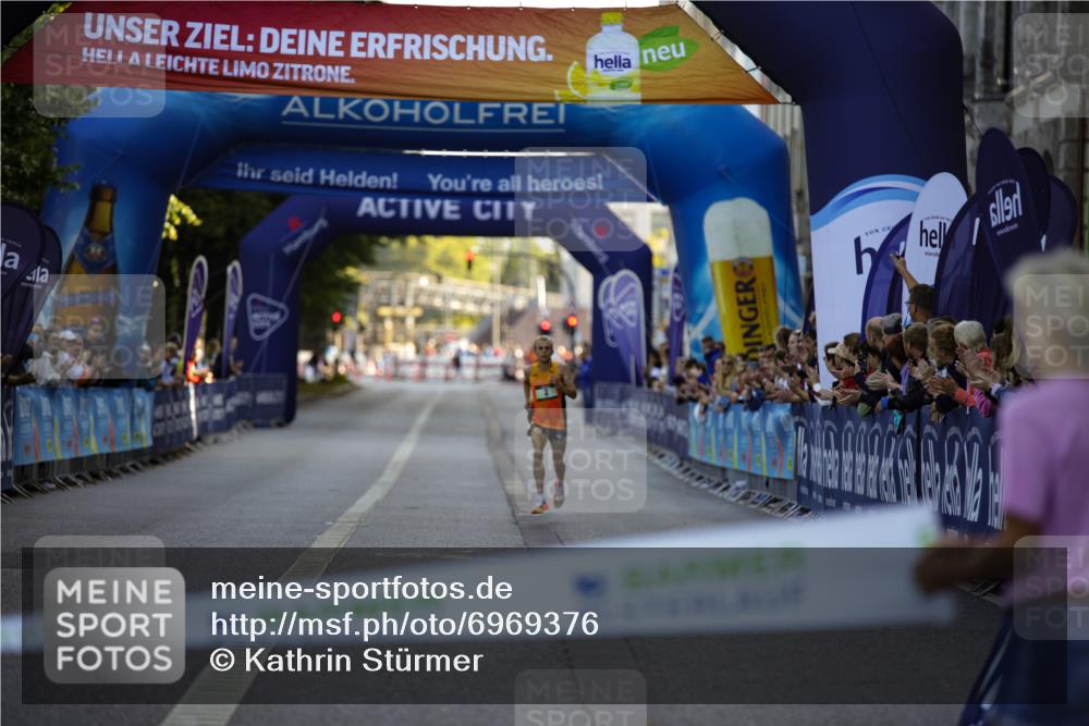 01.09.2024 - BARMER Alsterlauf Kathrin Stürmer Photography http://msf.ph/oto/6969376 01.09.2024 09:29:38 Ziel 3119, 3615, 4515, 4521, 4797, 4805, 4865, 4949, 5003, 5046, 5170, 8276, 8292, 2 meine-sportfotos.de