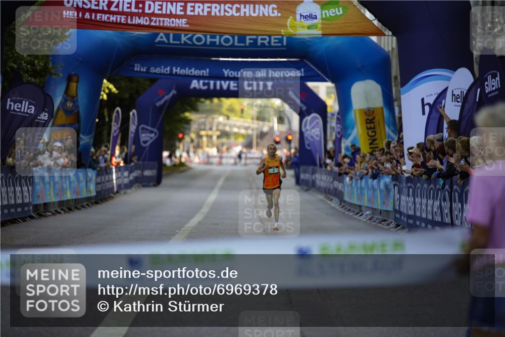 01.09.2024 - BARMER Alsterlauf Kathrin Stürmer Photography http://msf.ph/oto/6969378 01.09.2024 09:29:38 Ziel 3119, 3615, 4515, 4521, 4797, 4805, 4865, 4949, 5003, 5046, 5170, 8276, 8292, 2 meine-sportfotos.de