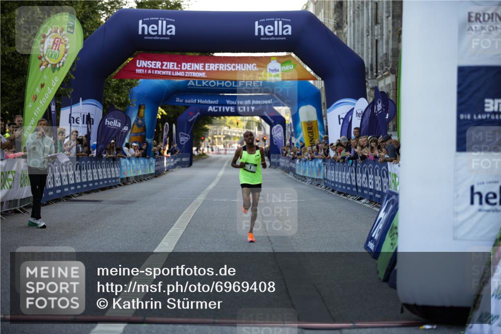 01.09.2024 - BARMER Alsterlauf Kathrin Stürmer Photography http://msf.ph/oto/6969408 01.09.2024 09:29:55 Ziel 2107, 3400, 3802, 4136, 4463, 8276, 1 meine-sportfotos.de