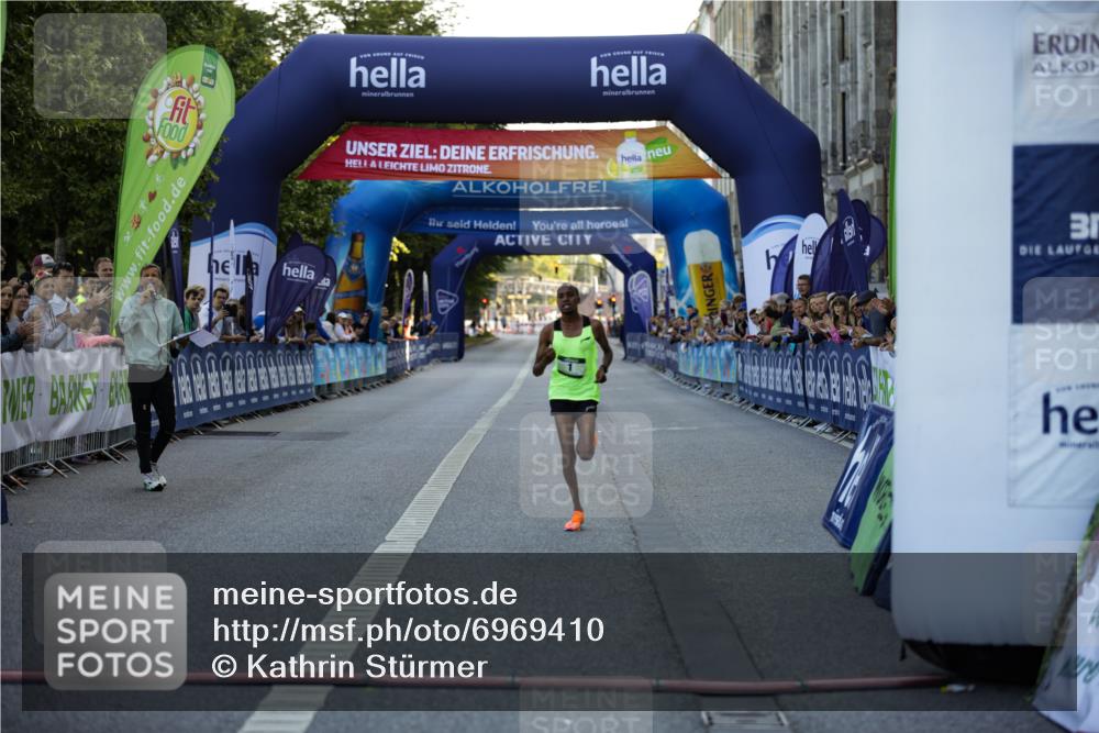 01.09.2024 - BARMER Alsterlauf Kathrin Stürmer Photography http://msf.ph/oto/6969410 01.09.2024 09:29:55 Ziel 2107, 3400, 3802, 4136, 4463, 8276, 1 meine-sportfotos.de