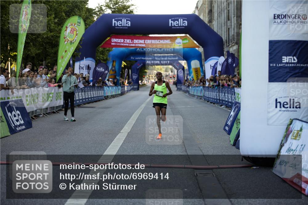01.09.2024 - BARMER Alsterlauf Kathrin Stürmer Photography http://msf.ph/oto/6969414 01.09.2024 09:29:56 Ziel 2107, 3400, 3802, 4136, 4463, 4615, 1 meine-sportfotos.de