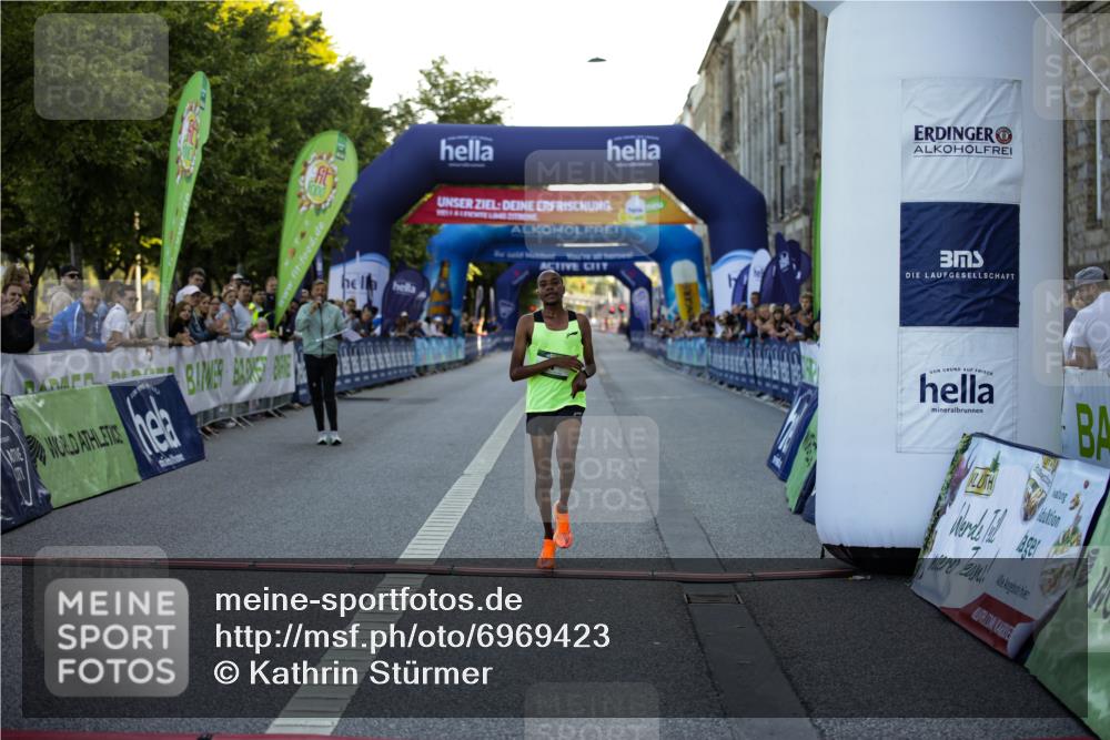 01.09.2024 - BARMER Alsterlauf Kathrin Stürmer Photography http://msf.ph/oto/6969423 01.09.2024 09:29:57 Ziel 2107, 3400, 3802, 3881, 4136, 4463, 4615, 1 meine-sportfotos.de