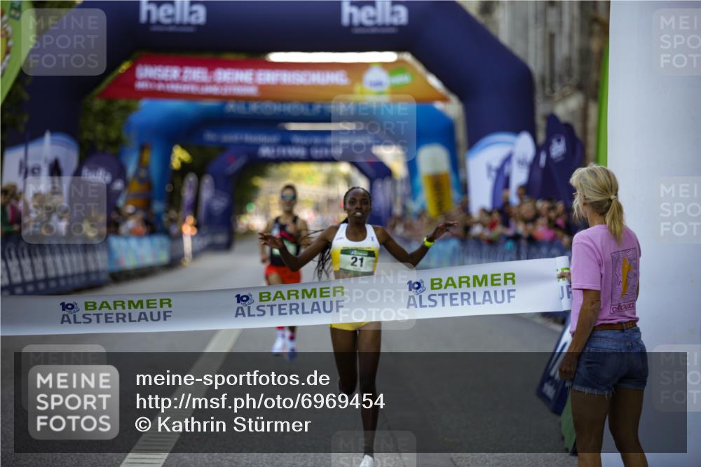 01.09.2024 - BARMER Alsterlauf Kathrin Stürmer Photography http://msf.ph/oto/6969454 01.09.2024 09:31:29 Ziel 2492, 2626, 2951, 3481, 4168, 4450, 4458, 4675, 4834, 5274, 8217, 4, 12, 16, 21, 8078 meine-sportfotos.de