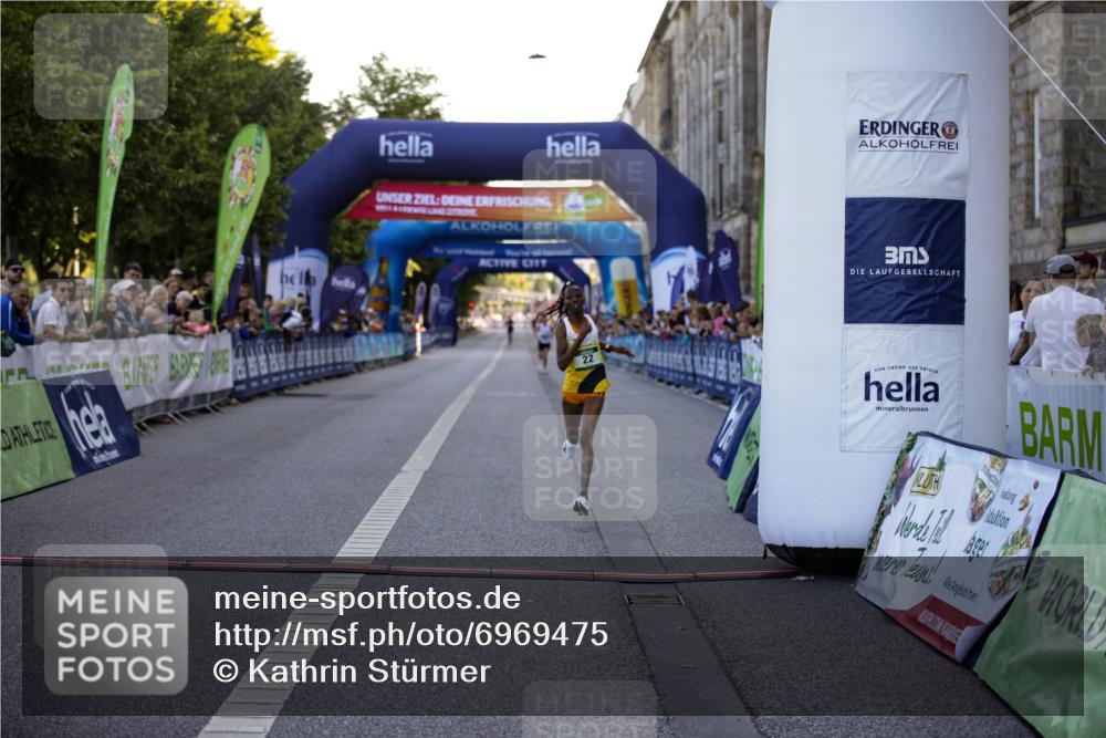 01.09.2024 - BARMER Alsterlauf Kathrin Stürmer Photography http://msf.ph/oto/6969475 01.09.2024 09:31:58 Ziel 1109, 2850, 3788, 4167, 4290, 4435, 4538, 4549, 4600, 5252, 5287, 5308, 8236, 8387, 22 meine-sportfotos.de