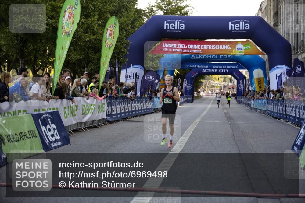 01.09.2024 - BARMER Alsterlauf Kathrin Stürmer Photography http://msf.ph/oto/6969498 01.09.2024 09:33:14 Ziel 2017, 2257, 2422, 2424, 3273, 3466, 3495, 3733, 3899, 3919, 4221, 4685, 4747, 4987, 5006, 5009, 5197, 8094, 8145, 8264, 8280, 10, 4373 meine-sportfotos.de