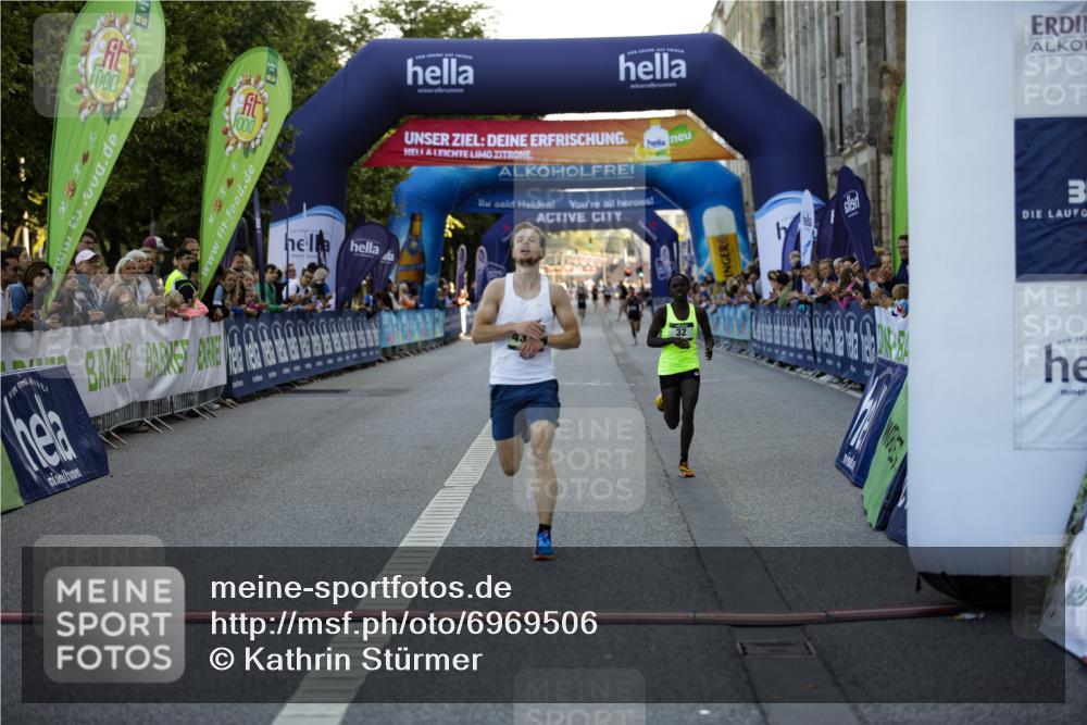 01.09.2024 - BARMER Alsterlauf Kathrin Stürmer Photography http://msf.ph/oto/6969506 01.09.2024 09:33:26 Ziel 2021, 2407, 3806, 3814, 3899, 4040, 4377, 4747, 4772, 4987, 5006, 5009, 8280, 32, 4372 meine-sportfotos.de