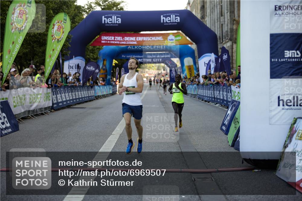 01.09.2024 - BARMER Alsterlauf Kathrin Stürmer Photography http://msf.ph/oto/6969507 01.09.2024 09:33:26 Ziel 2021, 2407, 3806, 3814, 3899, 4040, 4377, 4747, 4772, 4987, 5006, 5009, 8280, 32, 4372 meine-sportfotos.de