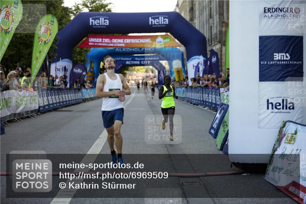 01.09.2024 - BARMER Alsterlauf Kathrin Stürmer Photography http://msf.ph/oto/6969509 01.09.2024 09:33:27 Ziel 2021, 2407, 3806, 3814, 3899, 4040, 4377, 4747, 4772, 4987, 5009, 8280, 32, 4372 meine-sportfotos.de