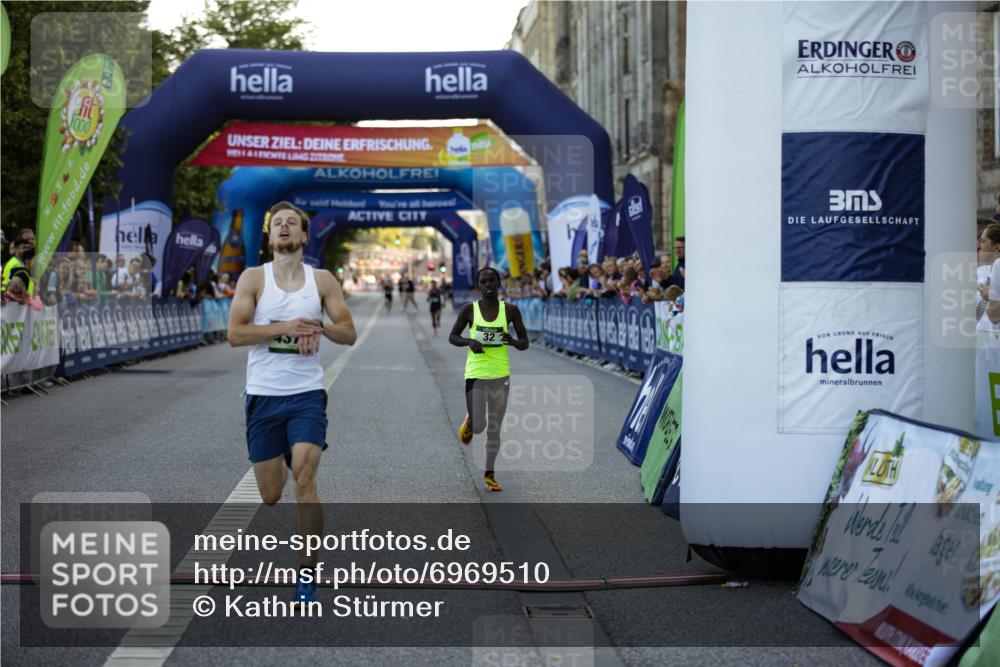 01.09.2024 - BARMER Alsterlauf Kathrin Stürmer Photography http://msf.ph/oto/6969510 01.09.2024 09:33:27 Ziel 2021, 2407, 3806, 3814, 3899, 4040, 4377, 4747, 4772, 4987, 5009, 8280, 32, 4372 meine-sportfotos.de