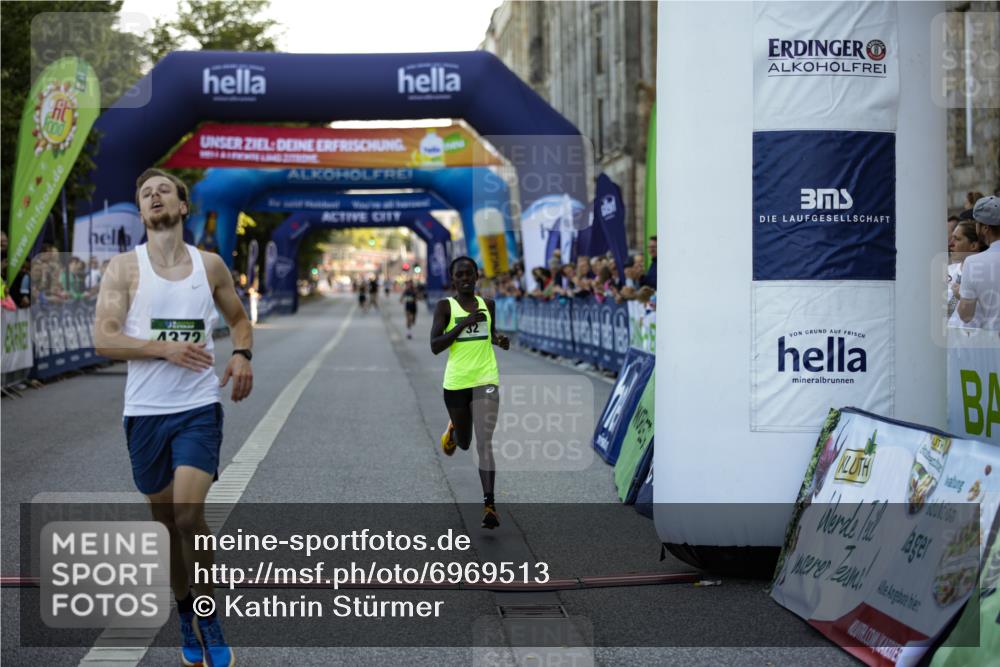 01.09.2024 - BARMER Alsterlauf Kathrin Stürmer Photography http://msf.ph/oto/6969513 01.09.2024 09:33:27 Ziel 2021, 2407, 3806, 3814, 3899, 4040, 4377, 4747, 4772, 4987, 5009, 8280, 32, 4372 meine-sportfotos.de