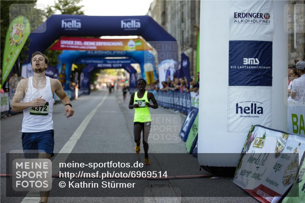 01.09.2024 - BARMER Alsterlauf Kathrin Stürmer Photography http://msf.ph/oto/6969514 01.09.2024 09:33:28 Ziel 2021, 2104, 2407, 3132, 3806, 3814, 3899, 4040, 4377, 4747, 4772, 4987, 5100, 8280, 32, 4372 meine-sportfotos.de