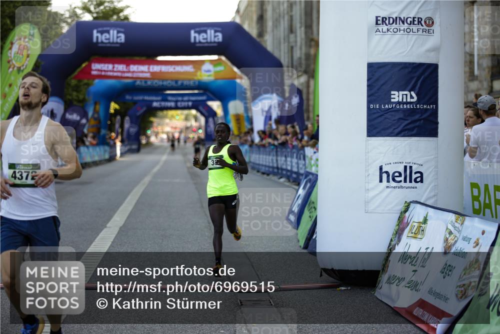 01.09.2024 - BARMER Alsterlauf Kathrin Stürmer Photography http://msf.ph/oto/6969515 01.09.2024 09:33:28 Ziel 2021, 2104, 2407, 3132, 3806, 3814, 3899, 4040, 4377, 4747, 4772, 4987, 5100, 8280, 32, 4372 meine-sportfotos.de