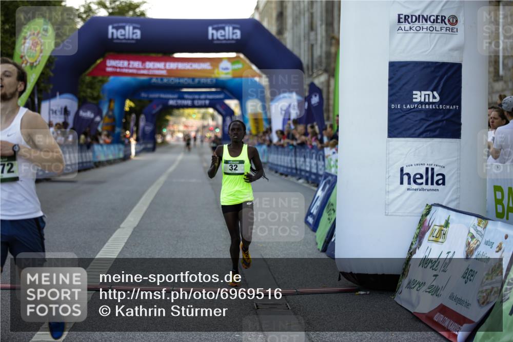 01.09.2024 - BARMER Alsterlauf Kathrin Stürmer Photography http://msf.ph/oto/6969516 01.09.2024 09:33:28 Ziel 2021, 2104, 2407, 3132, 3806, 3814, 3899, 4040, 4377, 4747, 4772, 4987, 5100, 8280, 32, 4372 meine-sportfotos.de
