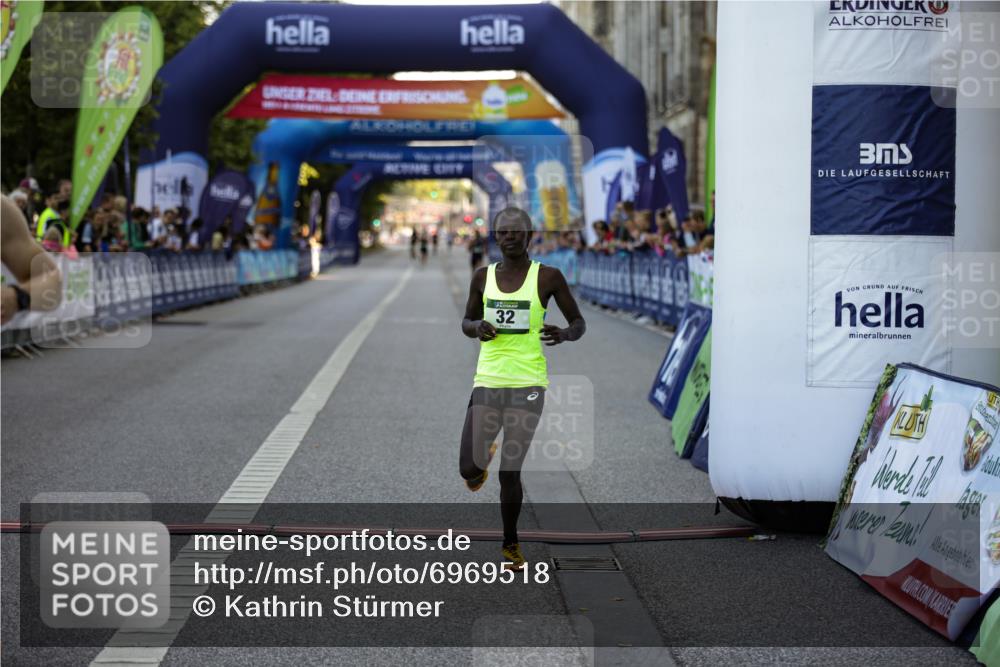 01.09.2024 - BARMER Alsterlauf Kathrin Stürmer Photography http://msf.ph/oto/6969518 01.09.2024 09:33:28 Ziel 2021, 2104, 2407, 3132, 3806, 3814, 3899, 4040, 4377, 4747, 4772, 4987, 5100, 8280, 32, 4372 meine-sportfotos.de