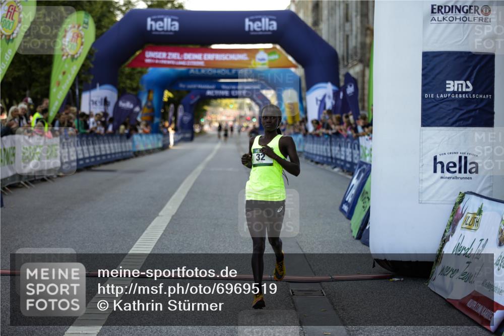 01.09.2024 - BARMER Alsterlauf Kathrin Stürmer Photography http://msf.ph/oto/6969519 01.09.2024 09:33:28 Ziel 2021, 2104, 2407, 3132, 3806, 3814, 3899, 4040, 4377, 4747, 4772, 4987, 5100, 8280, 32, 4372 meine-sportfotos.de