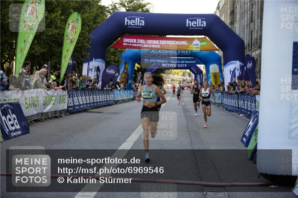 01.09.2024 - BARMER Alsterlauf Kathrin Stürmer Photography http://msf.ph/oto/6969546 01.09.2024 09:34:45 Ziel 2043, 2495, 2528, 2861, 2926, 3225, 3941, 4180, 4326, 4400, 4408, 4776, 4796, 4839, 5005, 5024, 5203, 27, 3608, 4146, 5275, 8170 meine-sportfotos.de