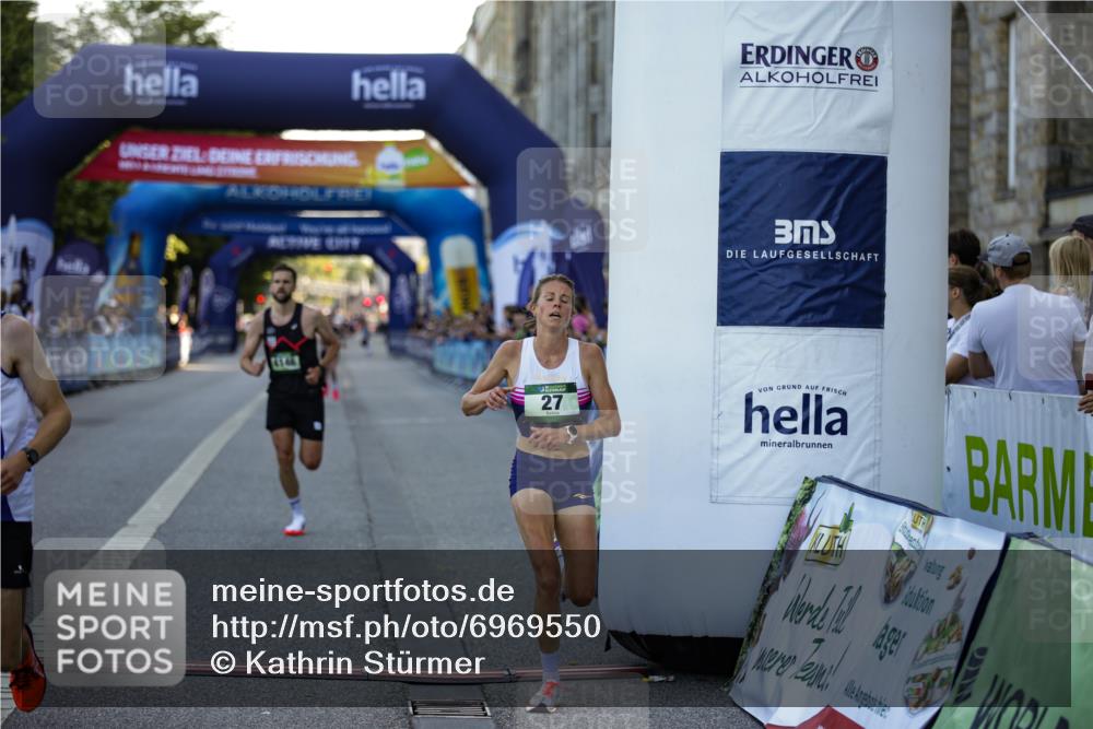 01.09.2024 - BARMER Alsterlauf Kathrin Stürmer Photography http://msf.ph/oto/6969550 01.09.2024 09:34:48 Ziel 2043, 2279, 2495, 2528, 2861, 2926, 3225, 3941, 4180, 4326, 4400, 4408, 4776, 4796, 4839, 5005, 5024, 5203, 27, 28, 3608, 4146, 5275, 8170 meine-sportfotos.de