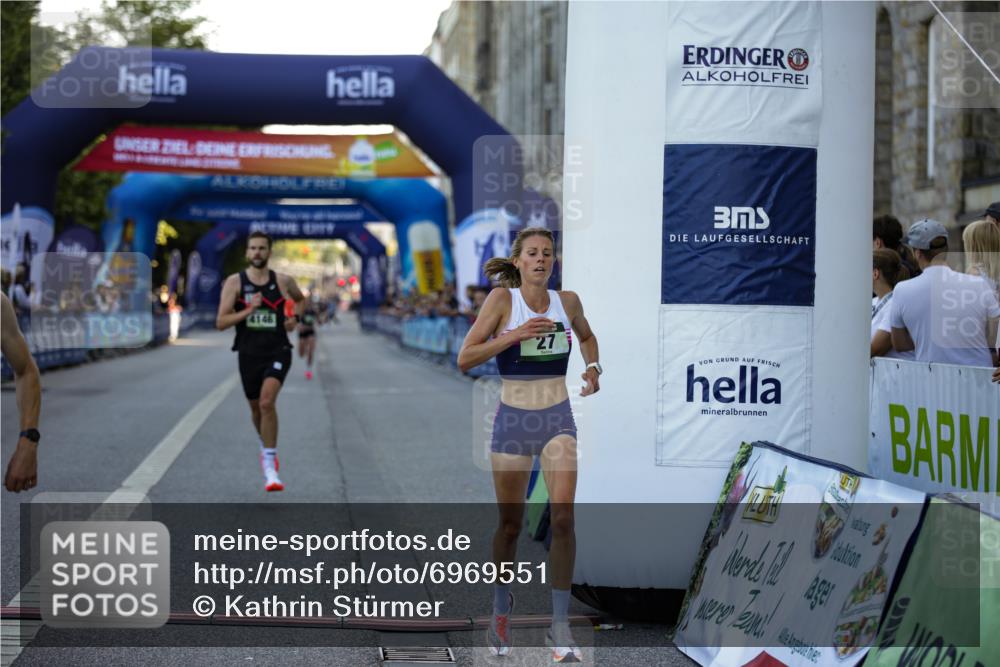 01.09.2024 - BARMER Alsterlauf Kathrin Stürmer Photography http://msf.ph/oto/6969551 01.09.2024 09:34:49 Ziel 2043, 2279, 2495, 2528, 2861, 2926, 3225, 3941, 4180, 4326, 4400, 4408, 4776, 4796, 4811, 4839, 5005, 5024, 5203, 27, 28, 3608, 4146, 5275, 8170 meine-sportfotos.de