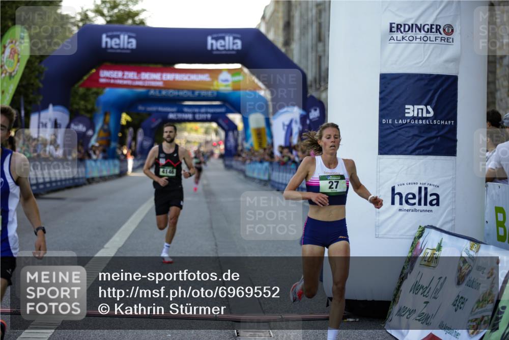 01.09.2024 - BARMER Alsterlauf Kathrin Stürmer Photography http://msf.ph/oto/6969552 01.09.2024 09:34:49 Ziel 2043, 2279, 2495, 2528, 2861, 2926, 3225, 3941, 4180, 4326, 4400, 4408, 4776, 4796, 4811, 4839, 5005, 5024, 5203, 27, 28, 3608, 4146, 5275, 8170 meine-sportfotos.de