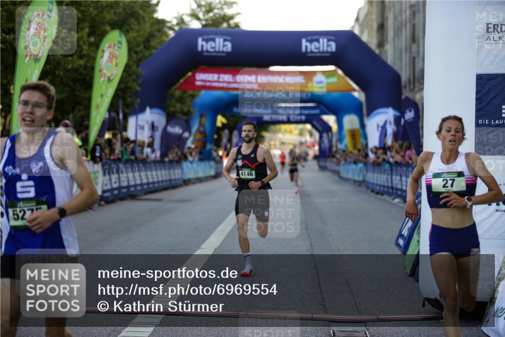 01.09.2024 - BARMER Alsterlauf Kathrin Stürmer Photography http://msf.ph/oto/6969554 01.09.2024 09:34:49 Ziel 2043, 2279, 2495, 2528, 2861, 2926, 3225, 3941, 4180, 4326, 4400, 4408, 4776, 4796, 4811, 4839, 5005, 5024, 5203, 27, 28, 3608, 4146, 5275, 8170 meine-sportfotos.de