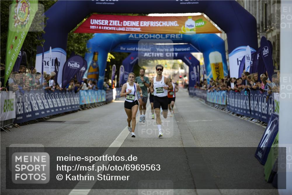 01.09.2024 - BARMER Alsterlauf Kathrin Stürmer Photography http://msf.ph/oto/6969563 01.09.2024 09:35:20 Ziel 2110, 2406, 2487, 2702, 2756, 2903, 3382, 3411, 3576, 3606, 3848, 4020, 4281, 4323, 4569, 4677, 4800, 4838, 5080, 5196, 8091, 8162, 8233, 8332, 8370, 34, 3298, 3318, 4802, 8337 meine-sportfotos.de