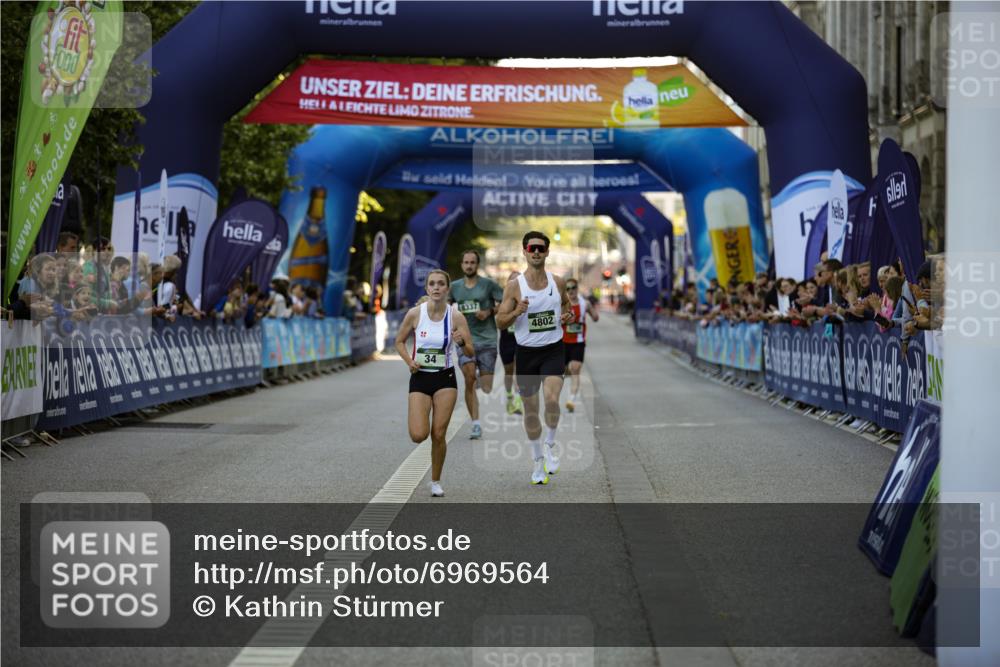 01.09.2024 - BARMER Alsterlauf Kathrin Stürmer Photography http://msf.ph/oto/6969564 01.09.2024 09:35:20 Ziel 2110, 2406, 2487, 2702, 2756, 2903, 3382, 3411, 3576, 3606, 3848, 4020, 4281, 4323, 4569, 4677, 4800, 4838, 5080, 5196, 8091, 8162, 8233, 8332, 8370, 34, 3298, 3318, 4802, 8337 meine-sportfotos.de