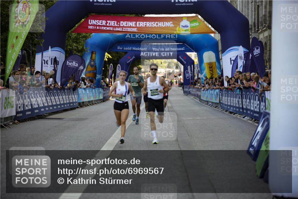 01.09.2024 - BARMER Alsterlauf Kathrin Stürmer Photography http://msf.ph/oto/6969567 01.09.2024 09:35:20 Ziel 2110, 2406, 2487, 2702, 2756, 2903, 3382, 3411, 3576, 3606, 3848, 4020, 4281, 4323, 4569, 4677, 4800, 4838, 5080, 5196, 8091, 8162, 8233, 8332, 8370, 34, 3298, 3318, 4802, 8337 meine-sportfotos.de