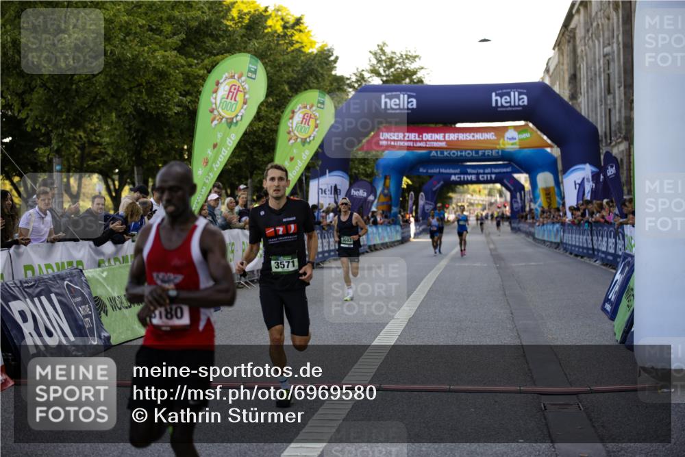 01.09.2024 - BARMER Alsterlauf Kathrin Stürmer Photography http://msf.ph/oto/6969580 01.09.2024 09:35:41 Ziel 2074, 2324, 2440, 2847, 2882, 3073, 3087, 3244, 3378, 3459, 3939, 4201, 4617, 4877, 2524, 3180, 3571, 3683, 4752, 8379 meine-sportfotos.de