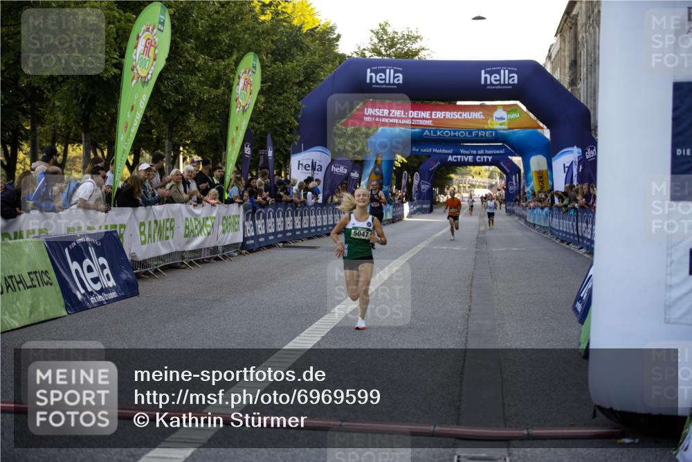 01.09.2024 - BARMER Alsterlauf Kathrin Stürmer Photography http://msf.ph/oto/6969599 01.09.2024 09:37:36 Ziel 2207, 2504, 2613, 3198, 3322, 3446, 3473, 3560, 3629, 3640, 3810, 4119, 4595, 4848, 4861, 5015, 5168, 8169, 8176, 8205, 8228, 3177, 3356, 4250, 4624, 5047 meine-sportfotos.de