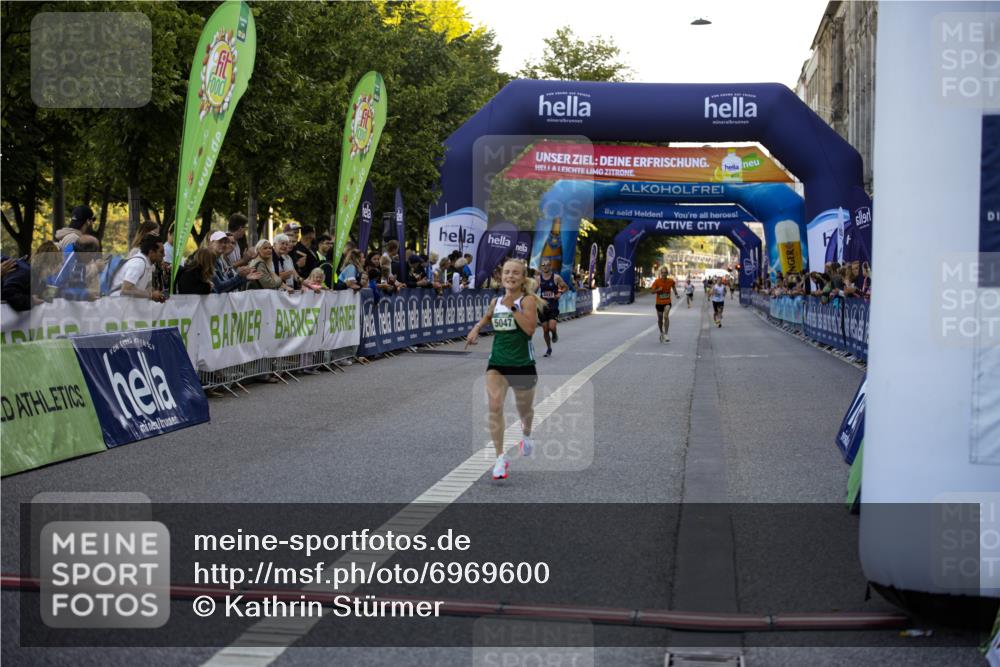 01.09.2024 - BARMER Alsterlauf Kathrin Stürmer Photography http://msf.ph/oto/6969600 01.09.2024 09:37:37 Ziel 2207, 2504, 2613, 3198, 3322, 3446, 3473, 3560, 3629, 3640, 3810, 4119, 4545, 4595, 4848, 4861, 5015, 5168, 8169, 8176, 8205, 8228, 8306, 3177, 3356, 4250, 4624, 5047 meine-sportfotos.de