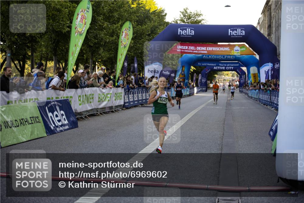 01.09.2024 - BARMER Alsterlauf Kathrin Stürmer Photography http://msf.ph/oto/6969602 01.09.2024 09:37:37 Ziel 2207, 2504, 2613, 3198, 3322, 3446, 3473, 3560, 3629, 3640, 3810, 4119, 4545, 4595, 4848, 4861, 5015, 5168, 8169, 8176, 8205, 8228, 8306, 3177, 3356, 4250, 4624, 5047 meine-sportfotos.de