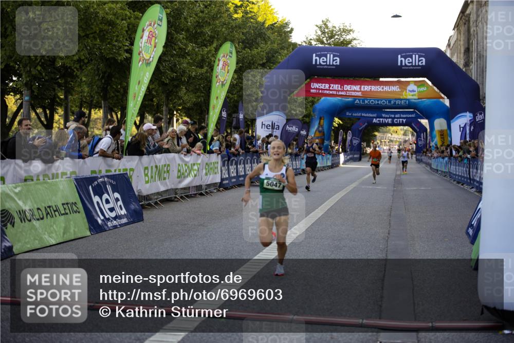 01.09.2024 - BARMER Alsterlauf Kathrin Stürmer Photography http://msf.ph/oto/6969603 01.09.2024 09:37:37 Ziel 2207, 2504, 2613, 3198, 3322, 3446, 3473, 3560, 3629, 3640, 3810, 4119, 4545, 4595, 4848, 4861, 5015, 5168, 8169, 8176, 8205, 8228, 8306, 3177, 3356, 4250, 4624, 5047 meine-sportfotos.de