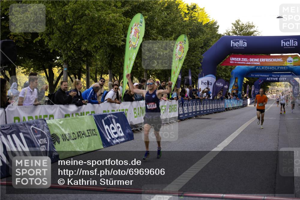 01.09.2024 - BARMER Alsterlauf Kathrin Stürmer Photography http://msf.ph/oto/6969606 01.09.2024 09:37:41 Ziel 2207, 2504, 2613, 3446, 3473, 3629, 3640, 3810, 4119, 4415, 4416, 4545, 4595, 4622, 4848, 4861, 4935, 5015, 5168, 8040, 8169, 8176, 8205, 8228, 8250, 8306, 3095, 3177, 3356, 4250, 4624, 4792, 5047 meine-sportfotos.de