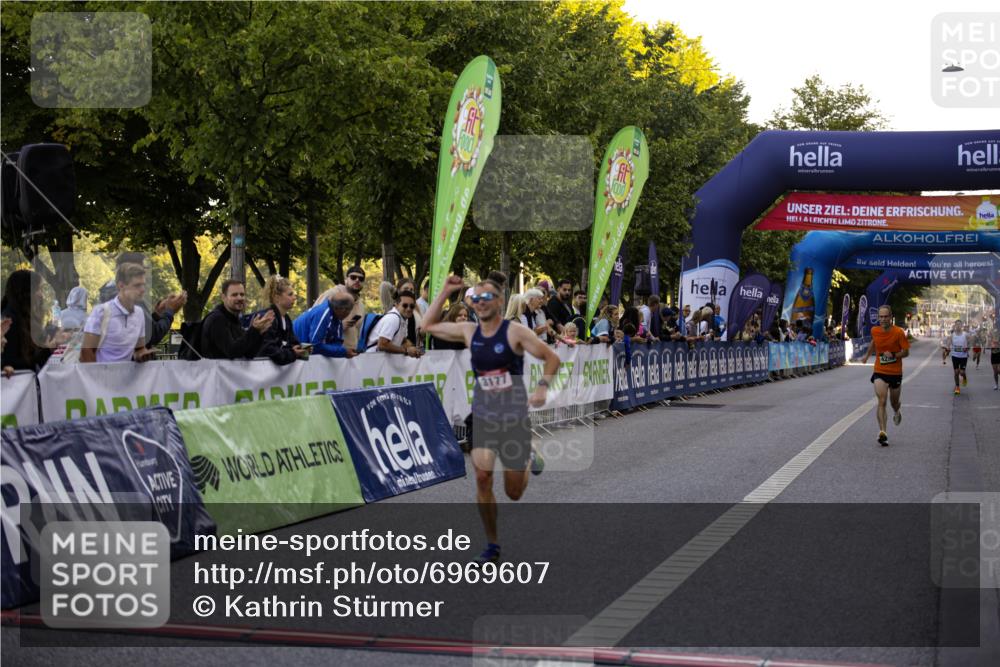 01.09.2024 - BARMER Alsterlauf Kathrin Stürmer Photography http://msf.ph/oto/6969607 01.09.2024 09:37:41 Ziel 2207, 2504, 2613, 3446, 3473, 3629, 3640, 3810, 4119, 4415, 4416, 4545, 4595, 4622, 4848, 4861, 4935, 5015, 5168, 8040, 8169, 8176, 8205, 8228, 8250, 8306, 3095, 3177, 3356, 4250, 4624, 4792, 5047 meine-sportfotos.de