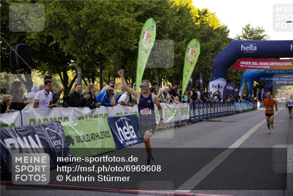 01.09.2024 - BARMER Alsterlauf Kathrin Stürmer Photography http://msf.ph/oto/6969608 01.09.2024 09:37:41 Ziel 2207, 2504, 2613, 3446, 3473, 3629, 3640, 3810, 4119, 4415, 4416, 4545, 4595, 4622, 4848, 4861, 4935, 5015, 5168, 8040, 8169, 8176, 8205, 8228, 8250, 8306, 3095, 3177, 3356, 4250, 4624, 4792, 5047 meine-sportfotos.de