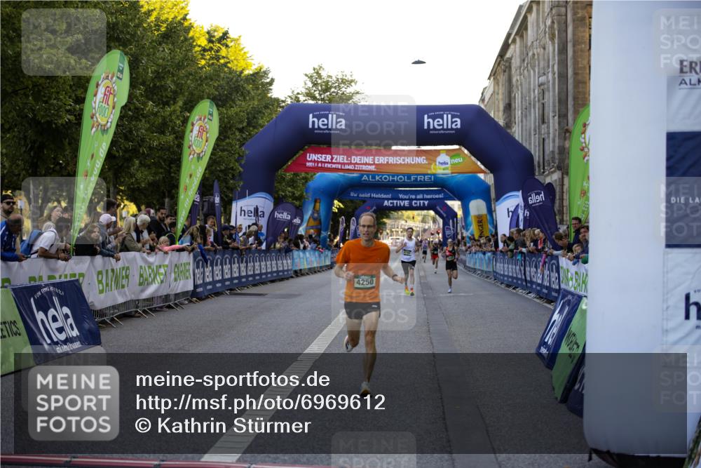 01.09.2024 - BARMER Alsterlauf Kathrin Stürmer Photography http://msf.ph/oto/6969612 01.09.2024 09:37:44 Ziel 2207, 2504, 2613, 3446, 3473, 3629, 3640, 3810, 4119, 4370, 4374, 4415, 4416, 4545, 4595, 4622, 4848, 4861, 4935, 5015, 8040, 8169, 8176, 8205, 8228, 8250, 8306, 3095, 3177, 4250, 4792, 5047 meine-sportfotos.de