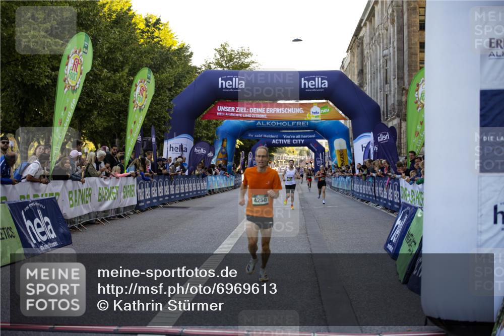 01.09.2024 - BARMER Alsterlauf Kathrin Stürmer Photography http://msf.ph/oto/6969613 01.09.2024 09:37:44 Ziel 2207, 2504, 2613, 3446, 3473, 3629, 3640, 3810, 4119, 4370, 4374, 4415, 4416, 4545, 4595, 4622, 4848, 4861, 4935, 5015, 8040, 8169, 8176, 8205, 8228, 8250, 8306, 3095, 3177, 4250, 4792, 5047 meine-sportfotos.de